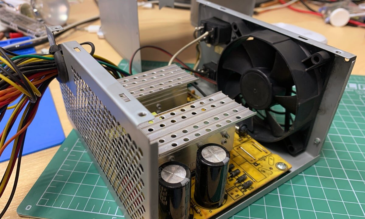 ничем не примечательный блок питания