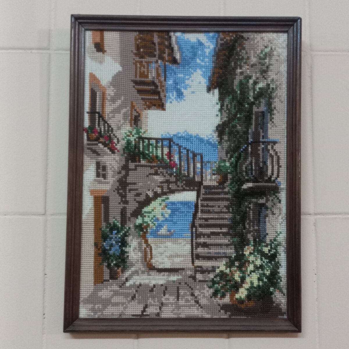 Вышивка на стене в подъезде Фото автора