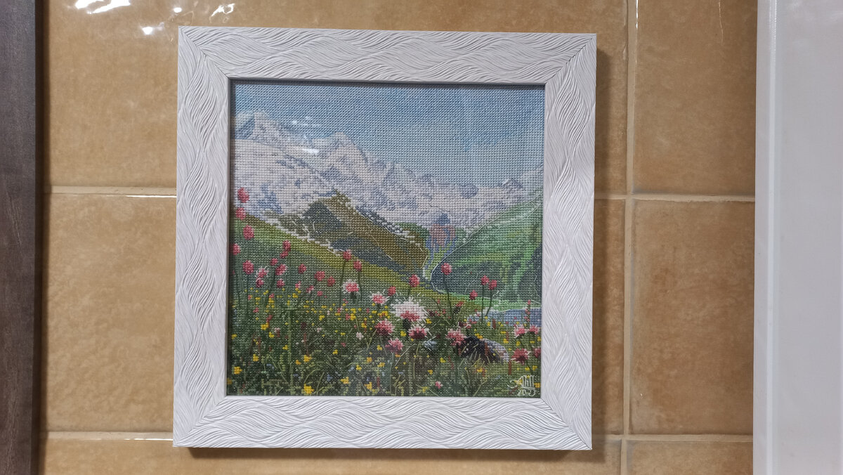 Моя вышивка на стене в ванной комнате...Фото автора