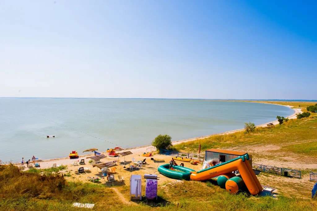 голубая бухта крым. фалираки. пляж с пологим входом в море. дюны болгария отели. где лучше отдохнуть в августе на море.