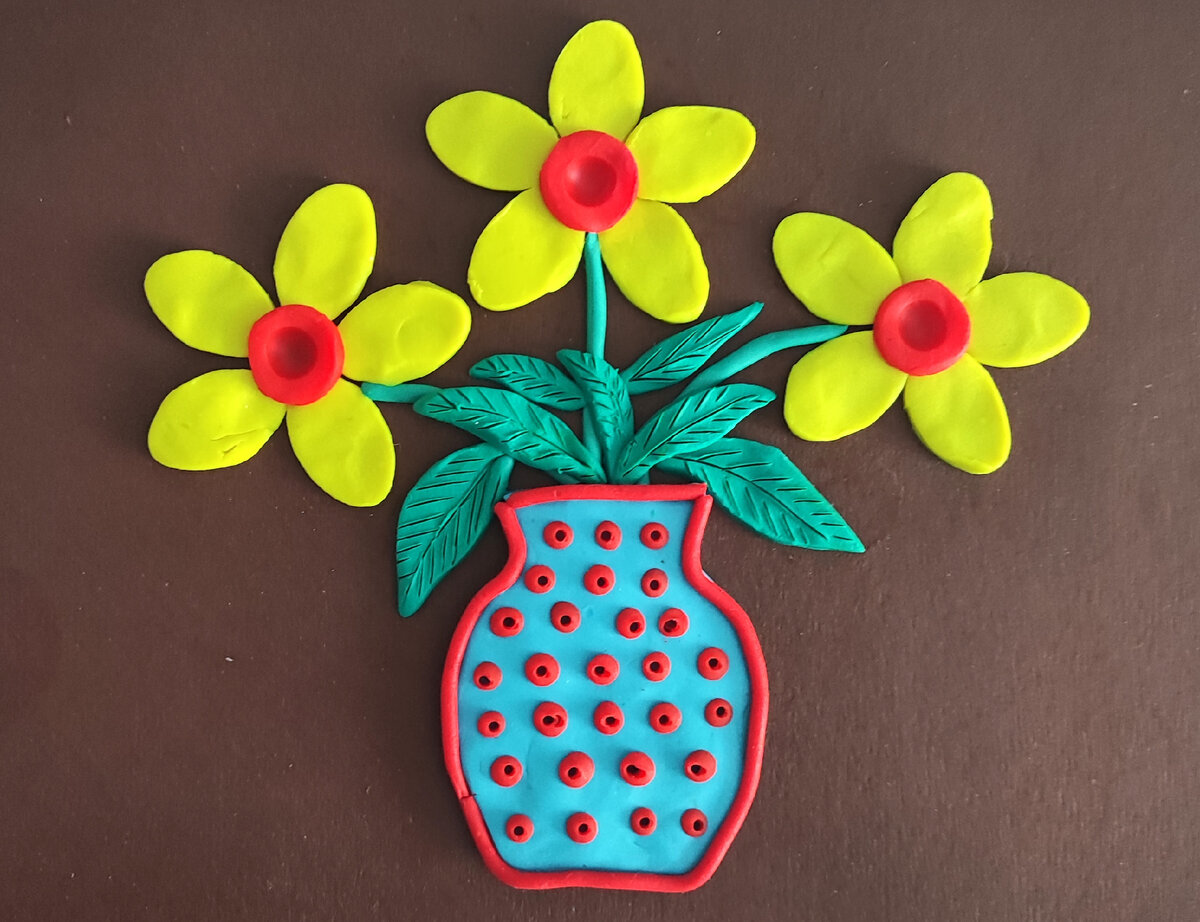 Готовый вариант аппликации открытки из пластилина на цветном картоне Цветы в кувшине на канале Лепим с Таней.