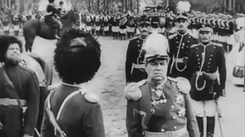 М.Н. Муравьев награждает казака (кадры из фильма "Кастусь Калиновский" 1927 г.)