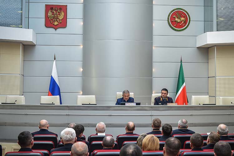   Утро среды в министерстве внутренних дел по РТ началось со знакомства с новым главой ведомства Дамиром Сатретдиновым Фото: rais.tatarstan.ru