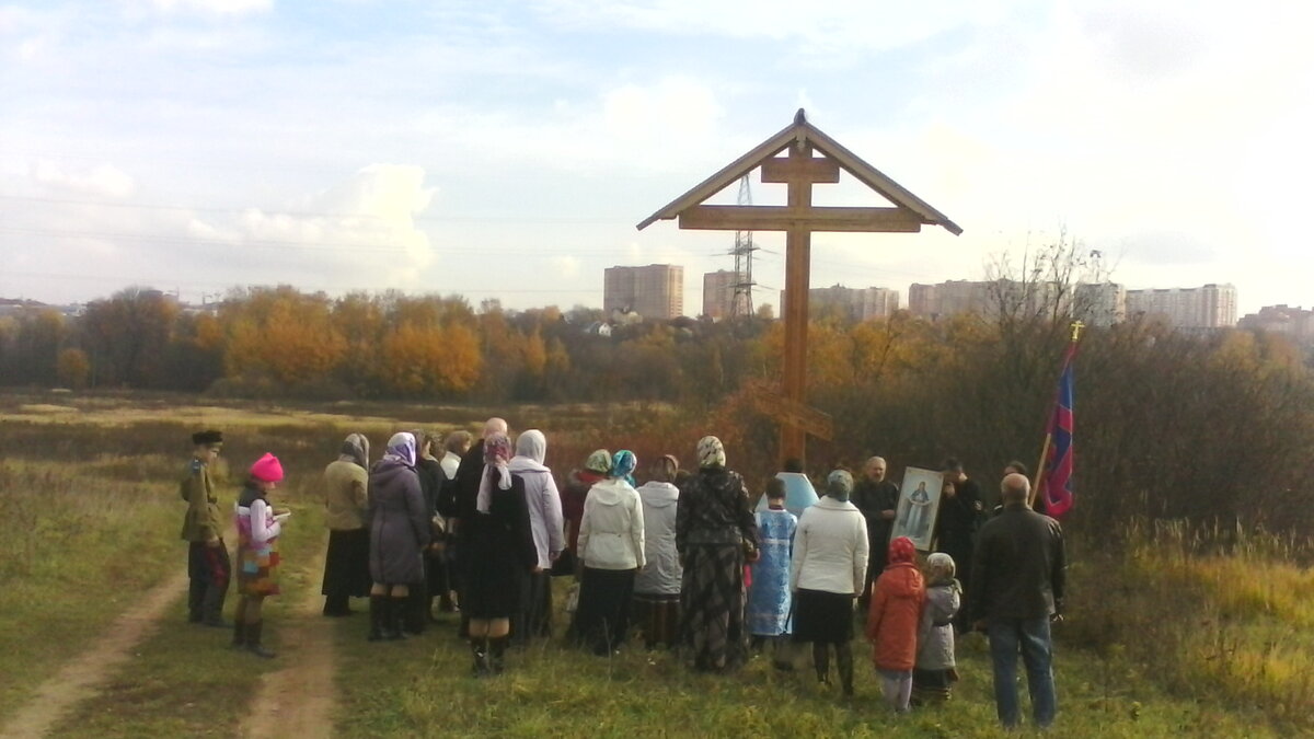 У креста в долине реки Сходня  (Фото из личного архива Александра Кравченко)