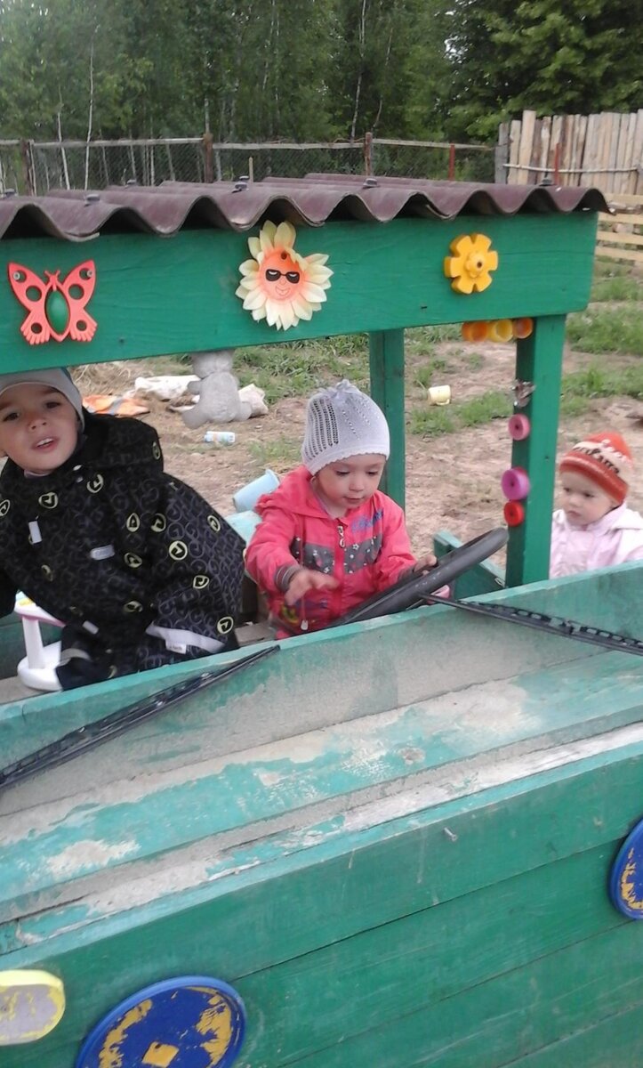 ОЛЯ первый день у нас в семье. Рядом наши кровные дети. 