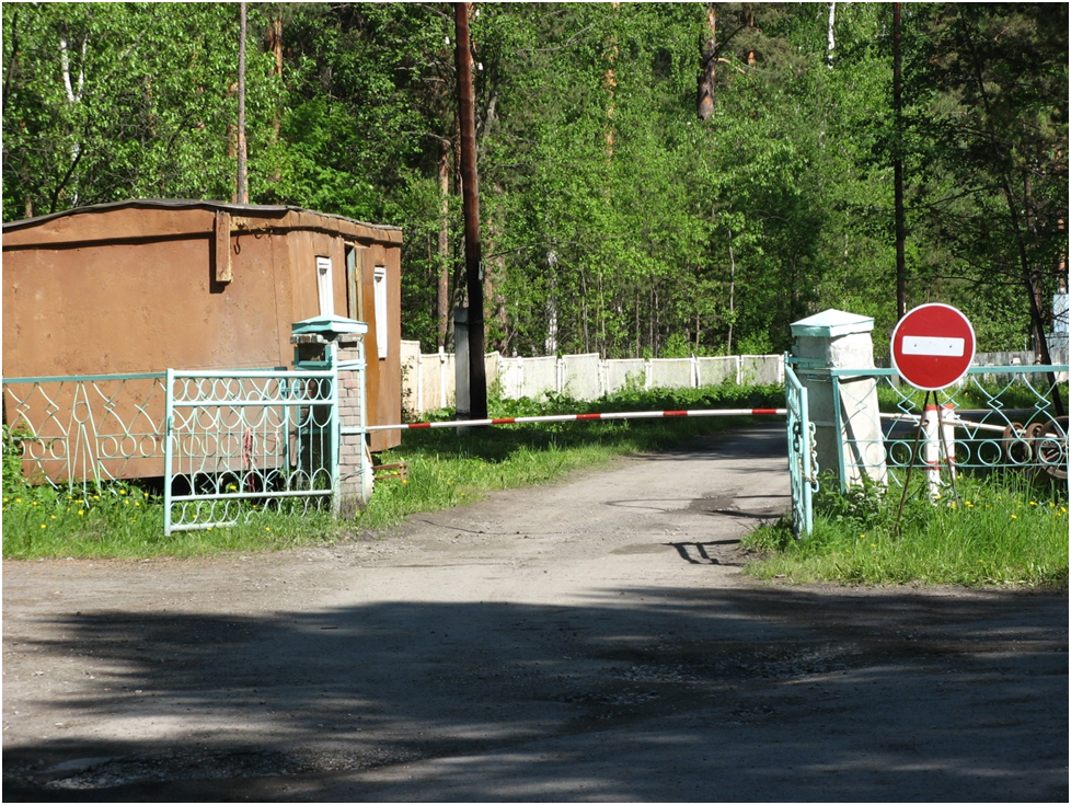 Парадные ворота пионерского лагеря до аварии. Фото автора.