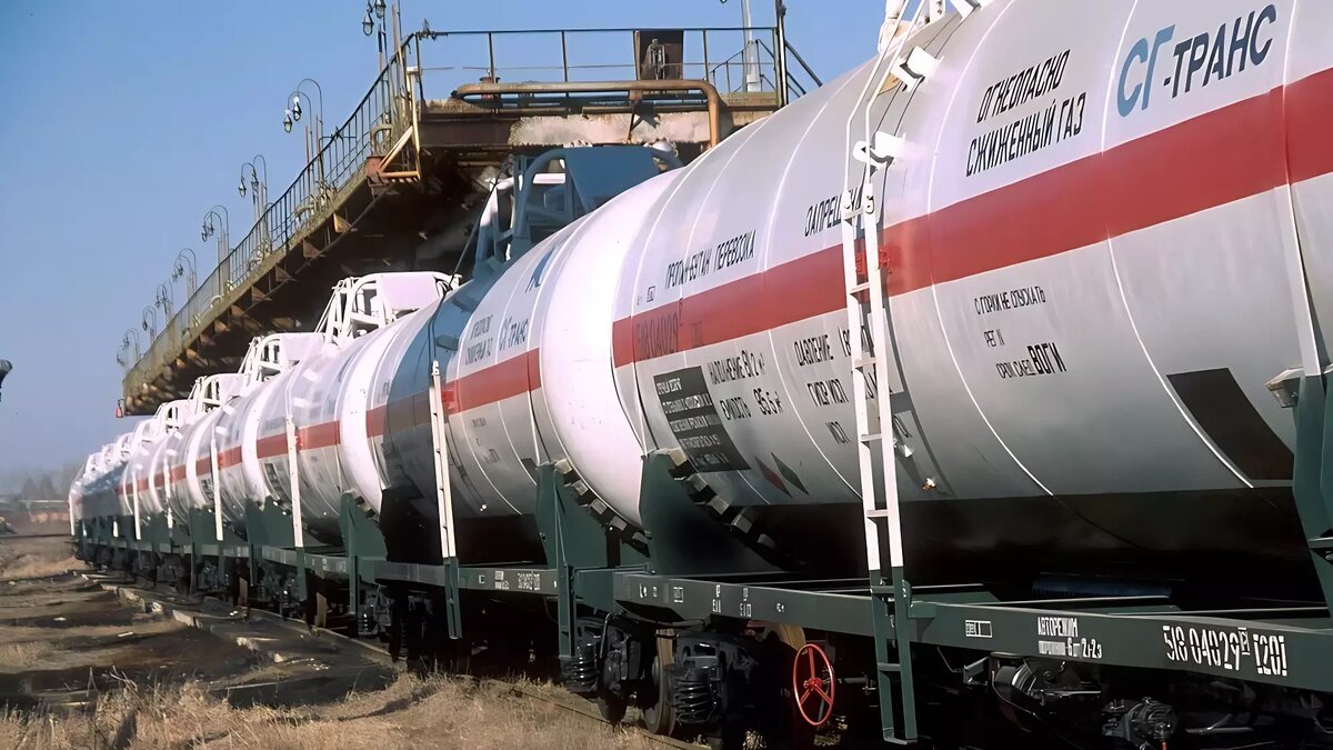     Польша негодует: она получает дешевый нефтяной газ из России, а его запретят к концу года