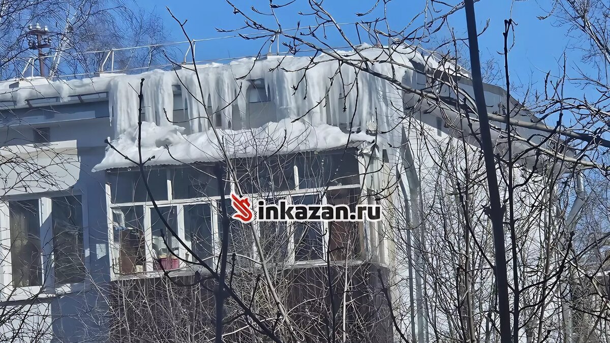     В Казани глыба льда упала с крыши жилого дома и чуть не попала прямо в машину. Об этом Inkazan сообщила читательница, представившаяся Марией.