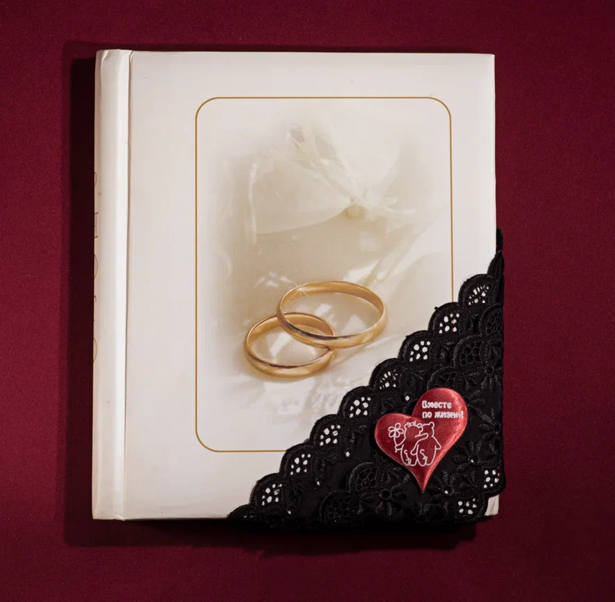 Наш альбом со свадебными фотографиями. Моя повязка с похорон. Одно из сердечек с букета, подаренного мужем.