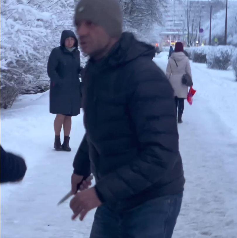 Джабраил Баширов размахивает ножом на петербургской улице. Стоп-кадр видеозаписи, которую "потеряли" местные следователи, - ТГ-канал "Многонационал"