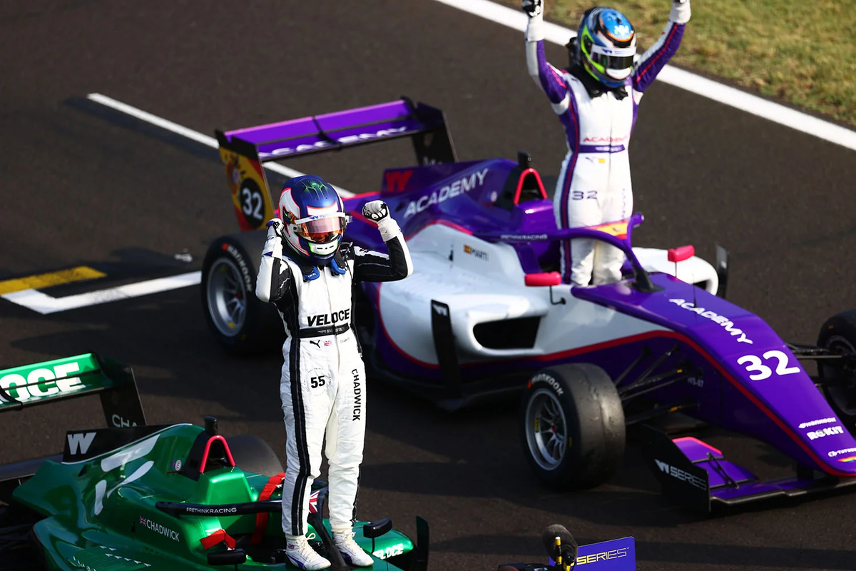 Джейми Чедвик во время гонки 4-го тура серии W (Фото Dan Istitene·Formula 1 via Getty Images)