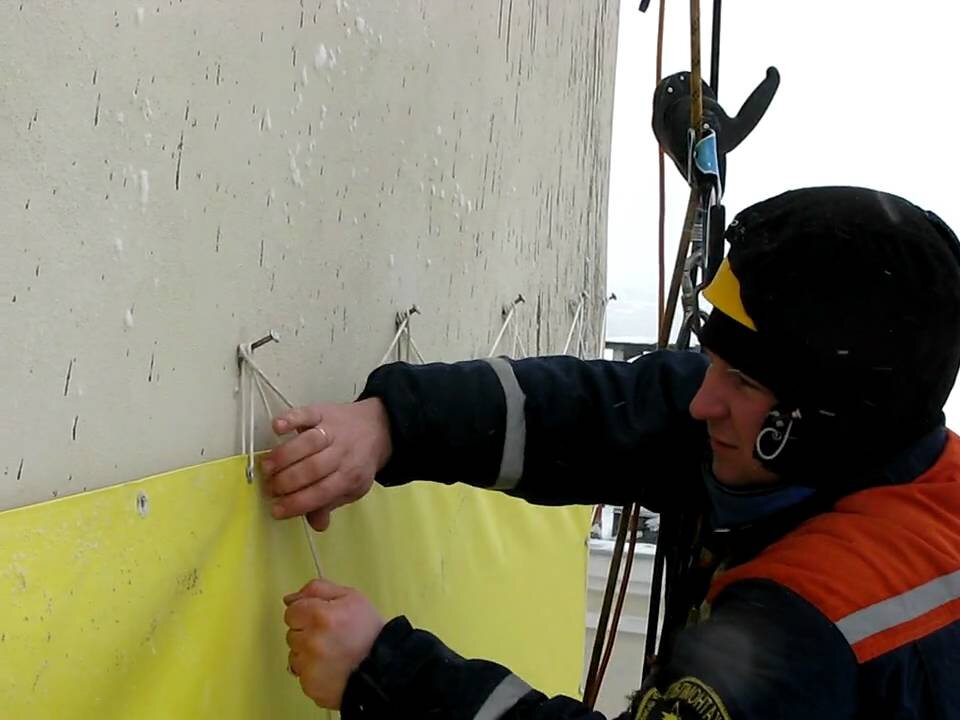 Монтаж оформления. Монтаж баннера на стену. Крепление баннера на стену. Монтаж рекламных баннеров. Закрепить баннер на стене.