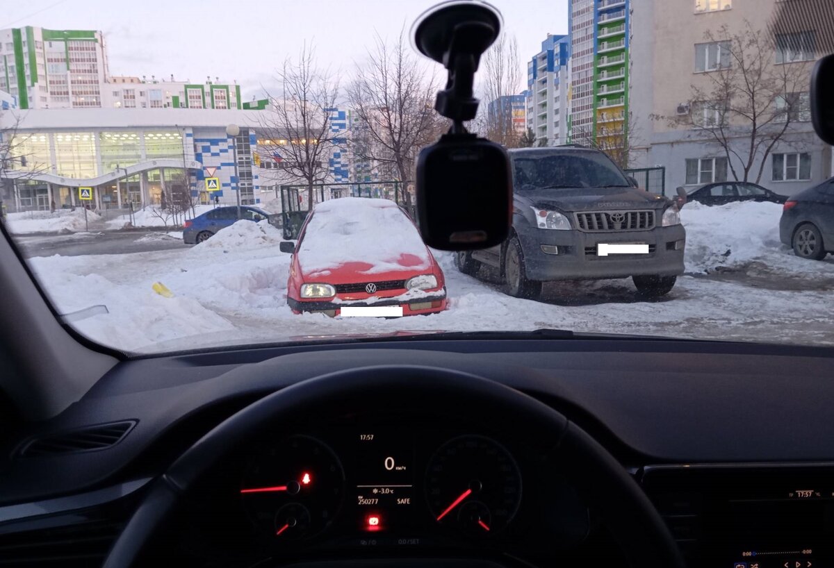 Вы как считаете ограничивает обзорность водителю видеорегистратор на фото или нет?