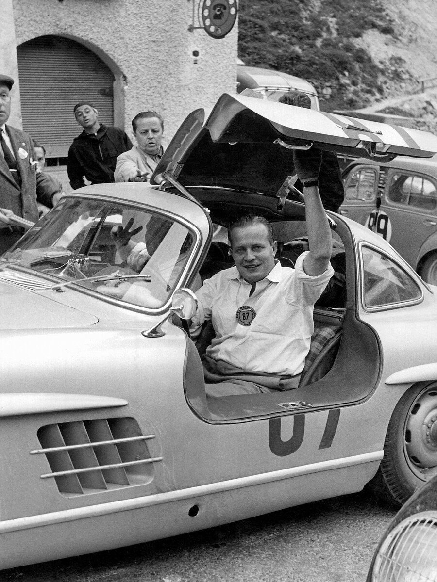 Чемпион Европы по ралли 1955 года Вернер Энгель и его "Мерседес-Бенц-300SL"