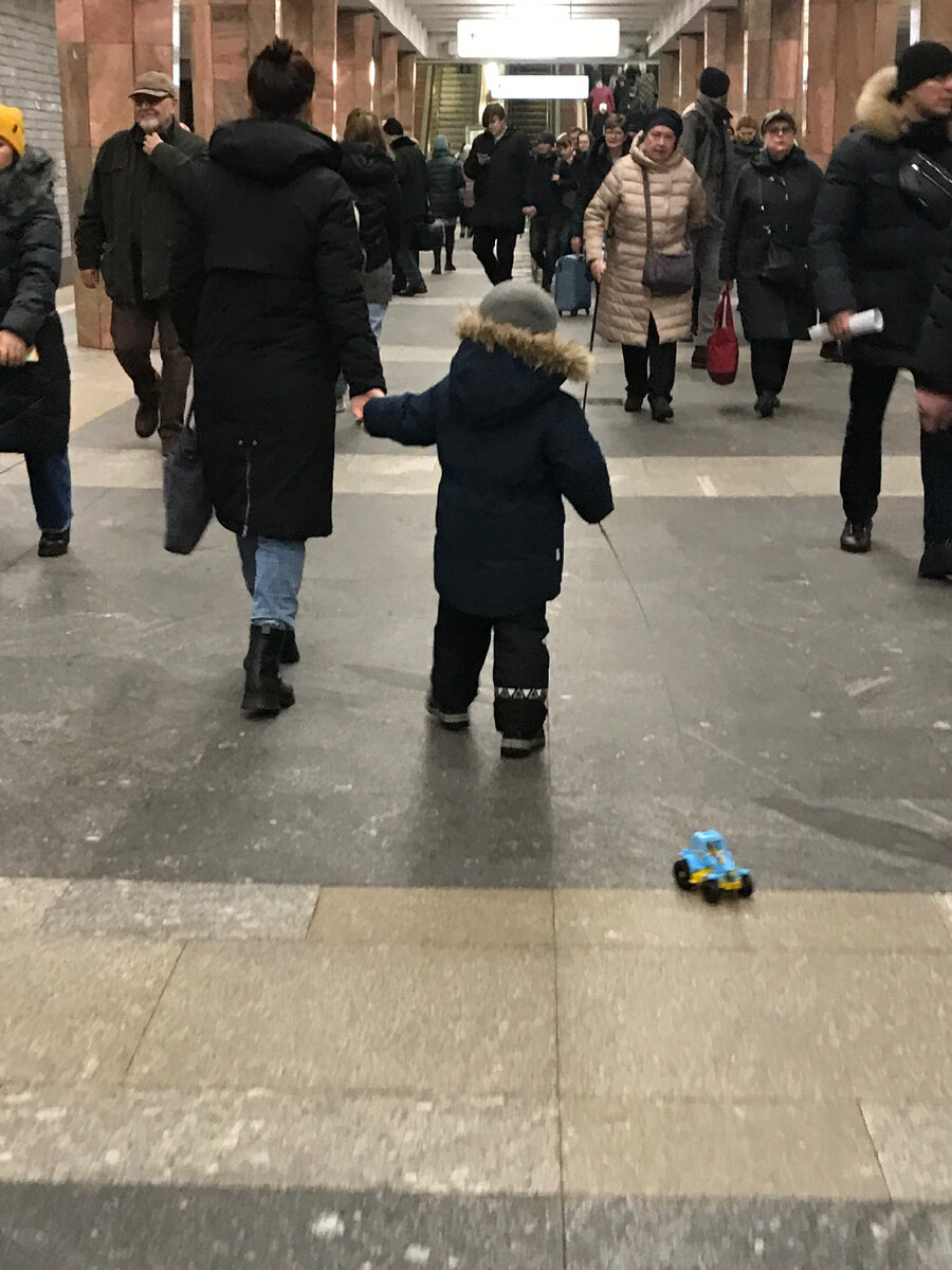В метро. Три ярких пятна: машинка у ребёнка, джинсы его мамы, пальто идущей им навстречу женщины. Всё