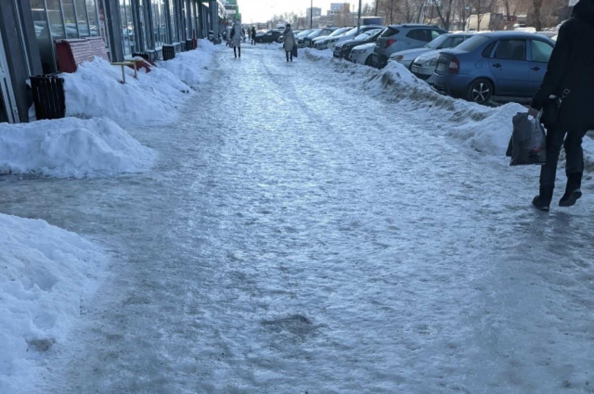 Скользко брянск. Брянск каток на улице. Школа 55 скользко брянск. Травмы при гололеде реальные фото. Гололед в брянске.