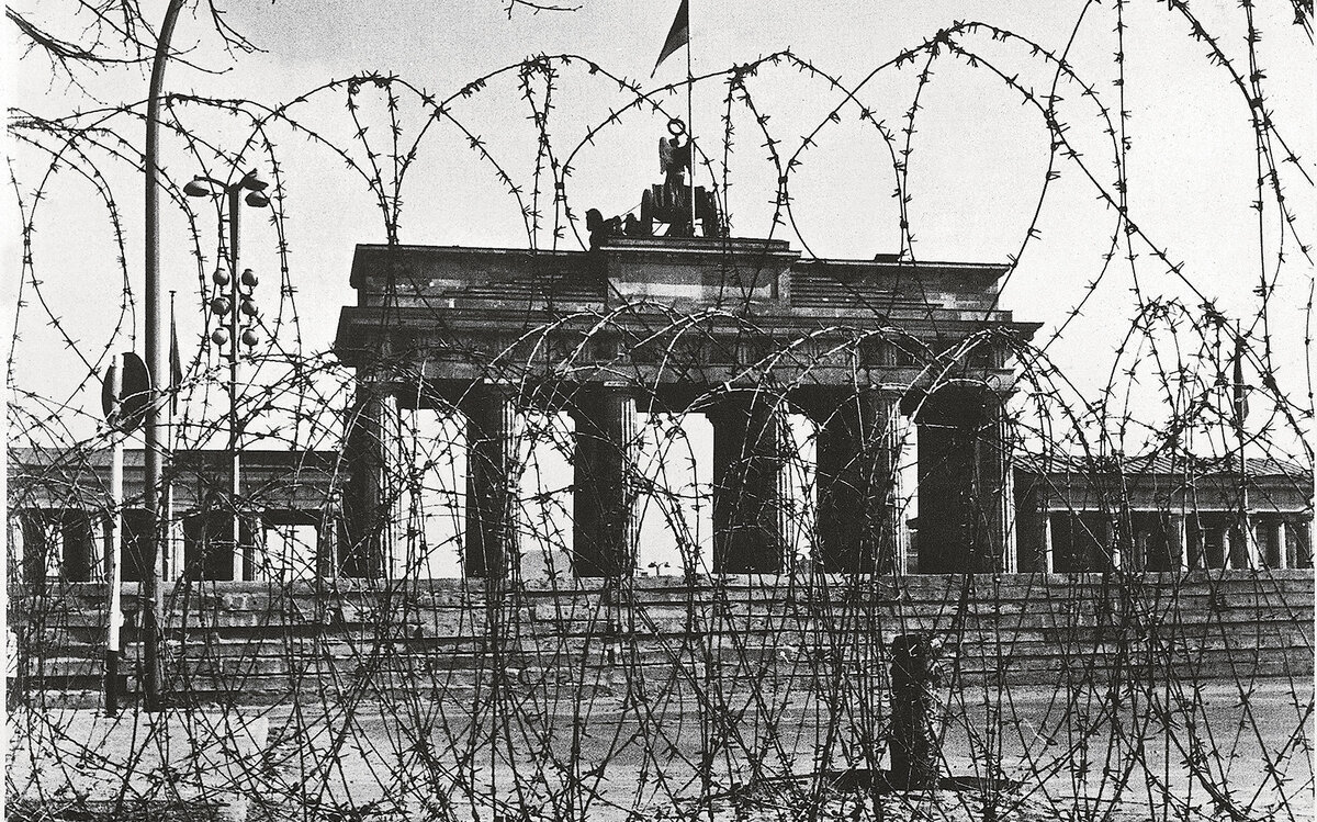     Берлинская стена — символ и линия фронта холодной войны: вспоминаем ее историю