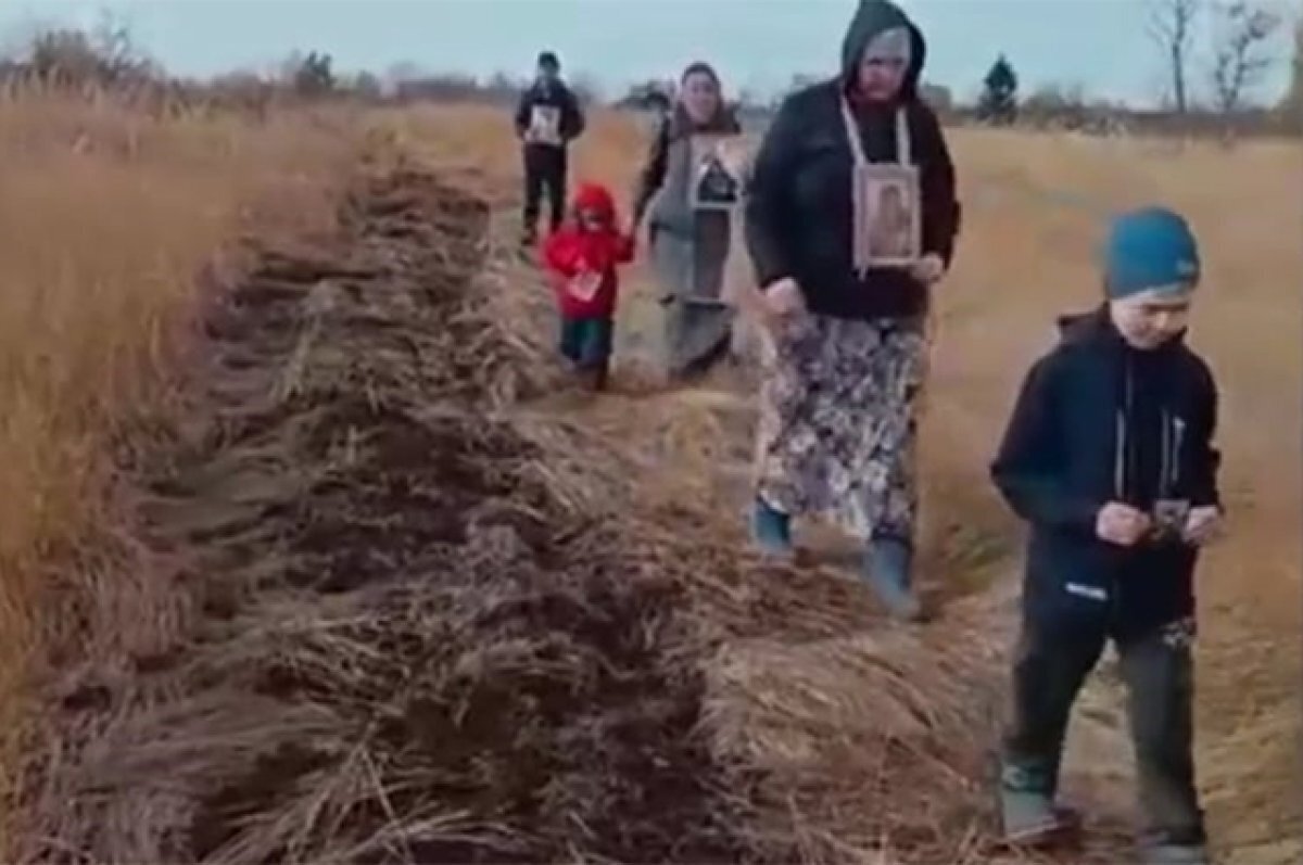 Скриншот из видео с крестным ходом