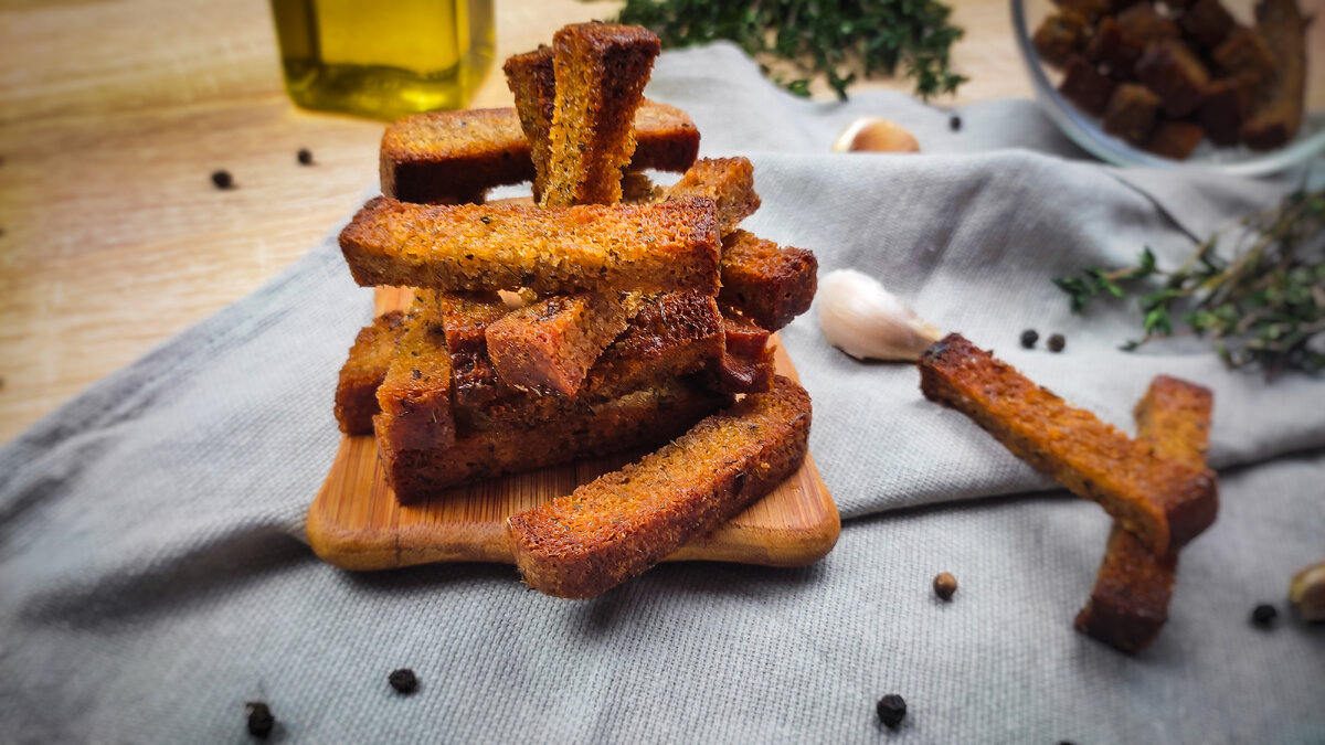 крутоны, крутоны-муаль -это. сухари из хлеба. гренки дьябло. сухарики из хлеба в духовке с чесноком. сухарики в духовке из черного хлеба.