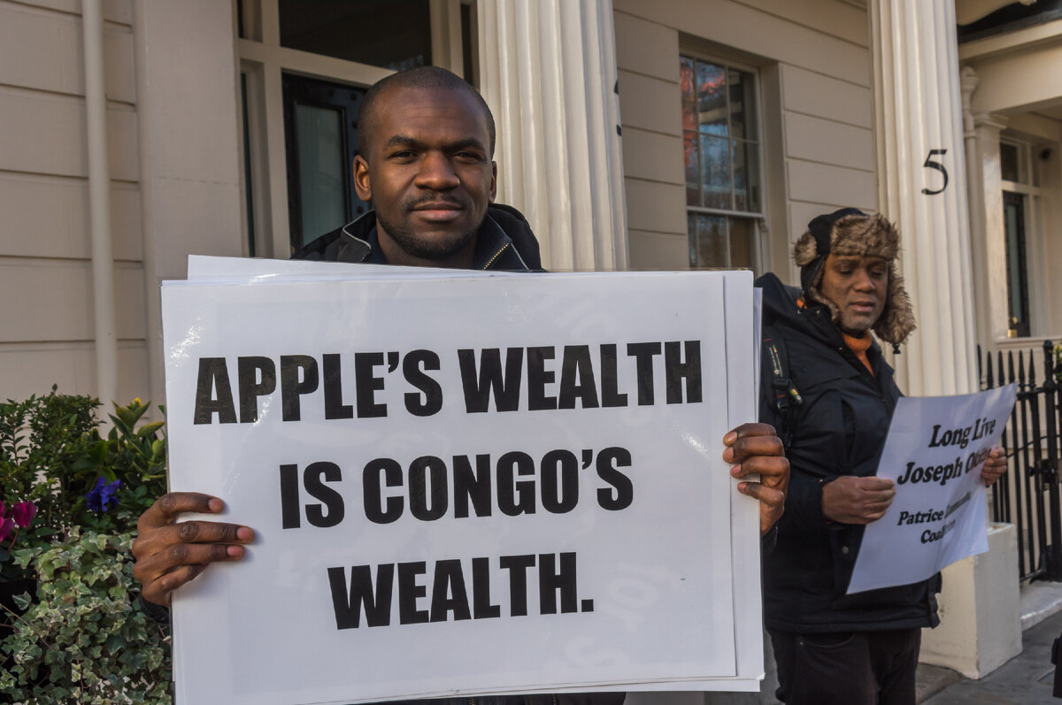 ПИКЕТ "БОГАТСТВО APPLE - В БОГАТСТВЕ КОНГО". ФОТО: PETER MARSHALL/ZUMAPRESS.COM 