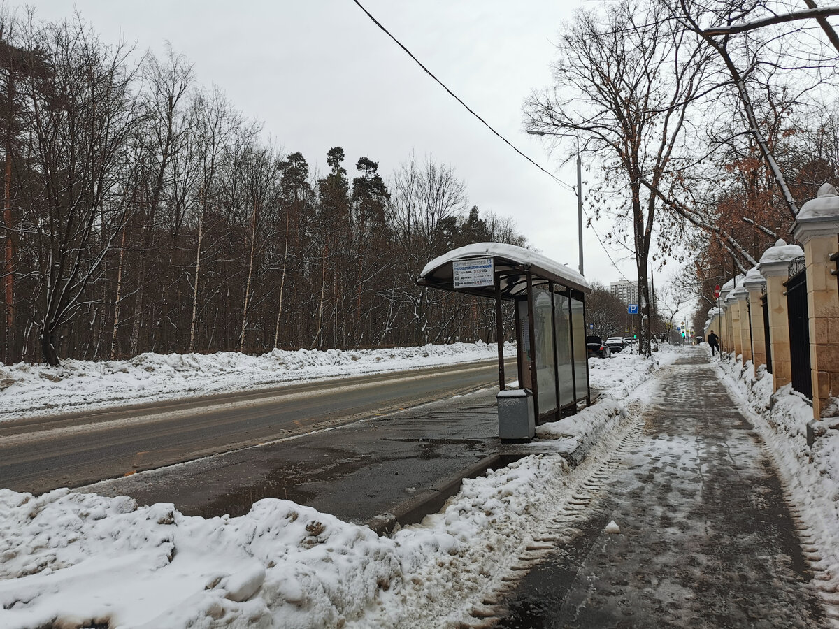 Остановка "Площадь Академика Курчатова" на улице Академика Курчатова.