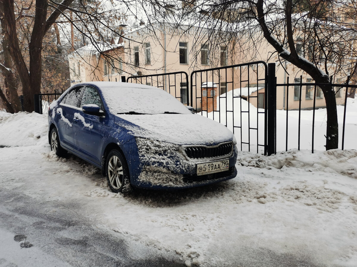 Автомобиль Skoda Rapid. Во дворах улицы Маршала Бирюзова.