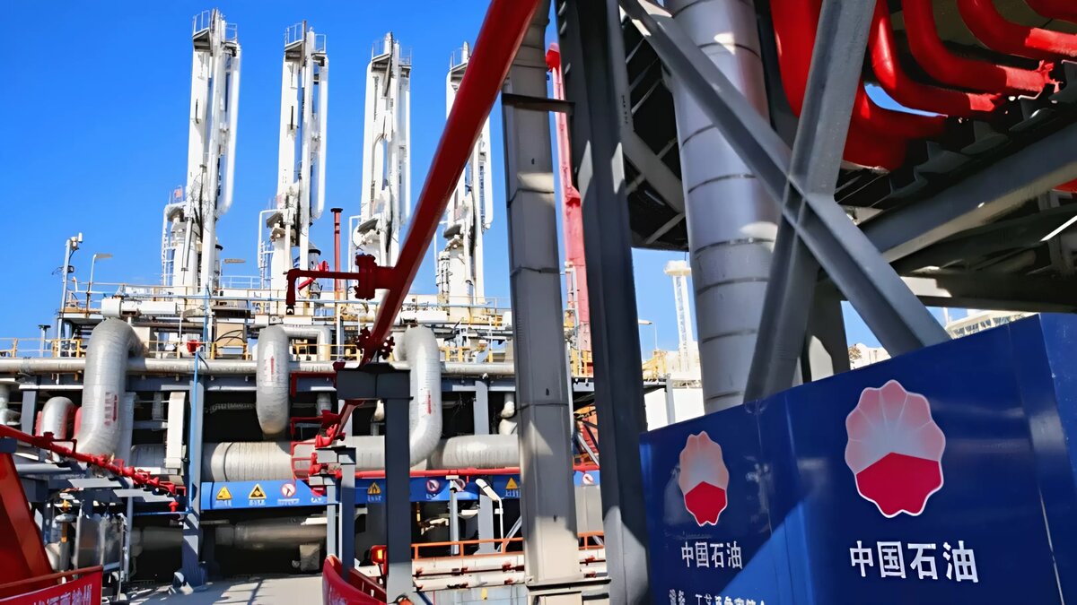     Китайская Sinopec обсуждает со швейцарской Montfort Group куплю-продажу долей в НПЗ, выпускающем судовое топливо, в Фуджейре — в том числе чтобы получить лицензию на торговлю судовым мазутом