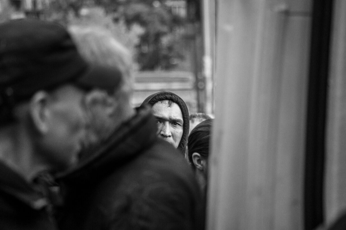 Бездомный человек на стоянке Ночного автобуса Ночлежки, Москва