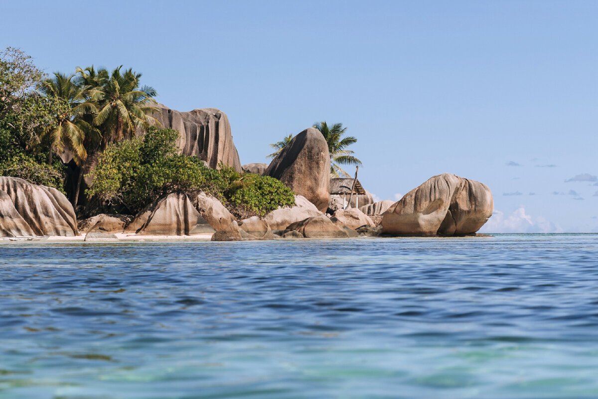 фантастически красивый  пляж на острове Ла Диг