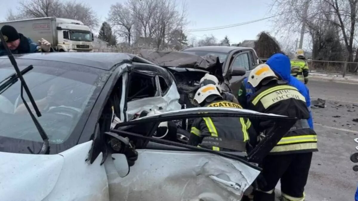     Спасателям пришлось вызволять людей из машины после жуткого ДТП на улице Героев Тулы в Волгограде, сообщает региональное ГУ МЧС. Пострадавших оперативно передали бригаде скорой помощи.