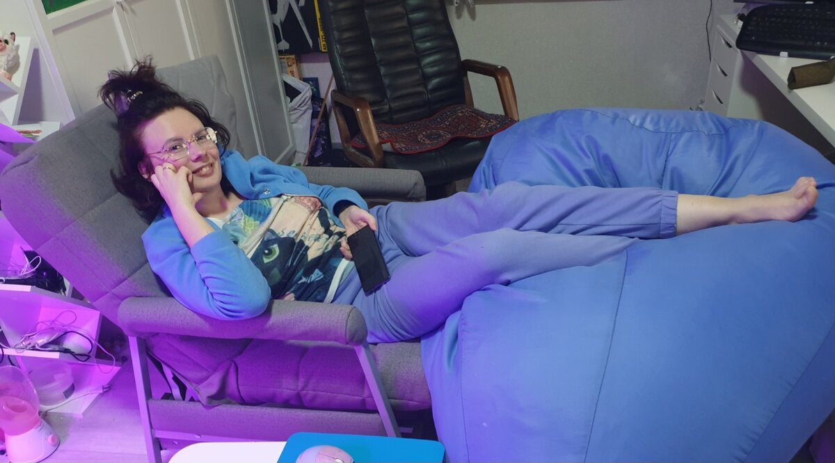 Сижу в уютном кресле-кровати, пишу статью.