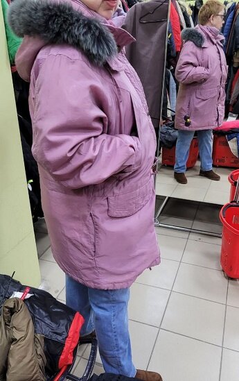 Куртка цвета пыльной розы, размер 54, цена 1500 рублей, капюшон отстегивается.