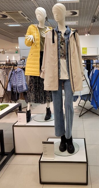 Цветные куртки на витрине обычного магазина