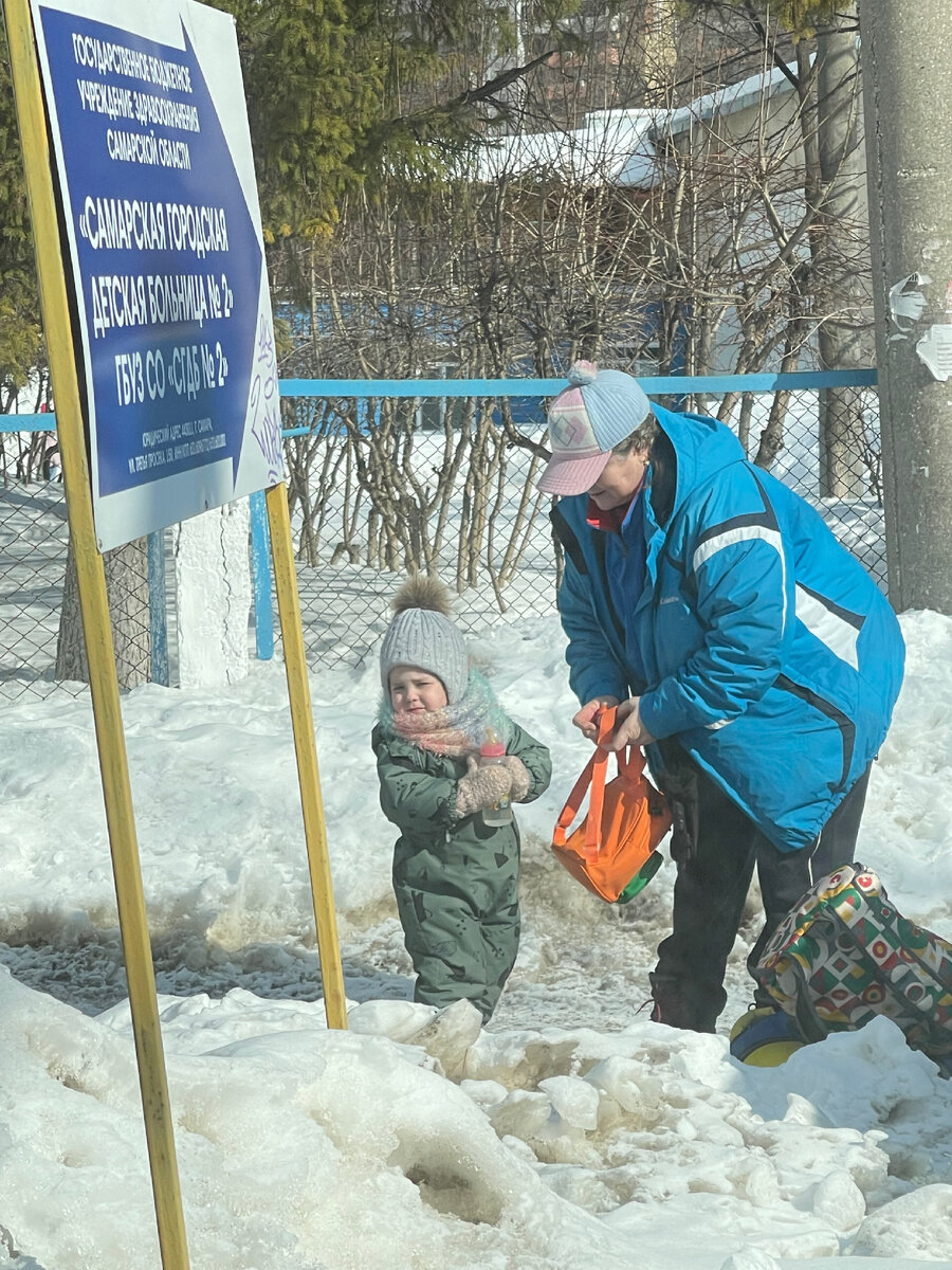 Сугробы, Диана и моя мама перед входом на реабилитацию 