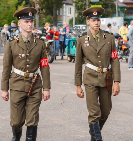 Идёт патруль по городу...