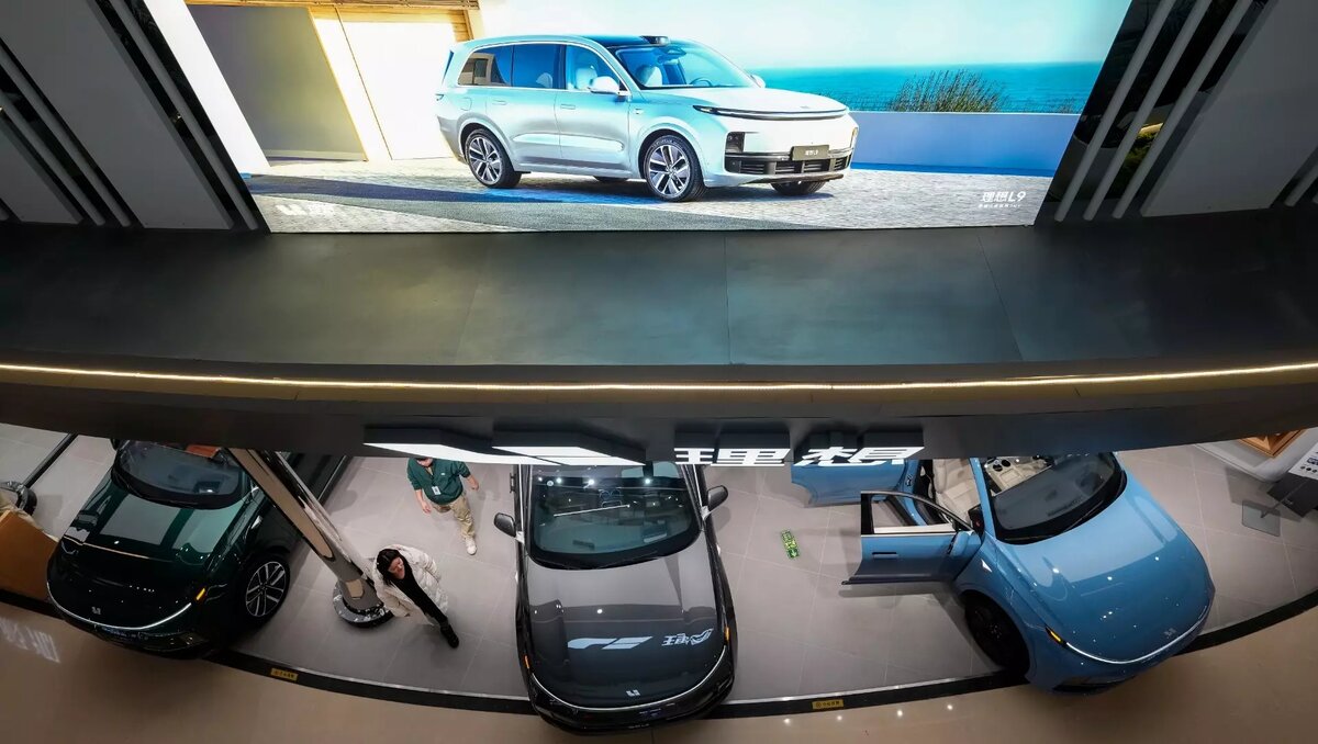     В ТОП-10 самых популярных в России автомобилей этой зимы вошли машины малоизвестного бренда LiXiang стоимостью от 6 млн рублей. «НИ» вместе с экспертами выяснили, в чем причина такой популярности китайской «одноразовой» модели, и какие подводные камни ожидают владельцев.