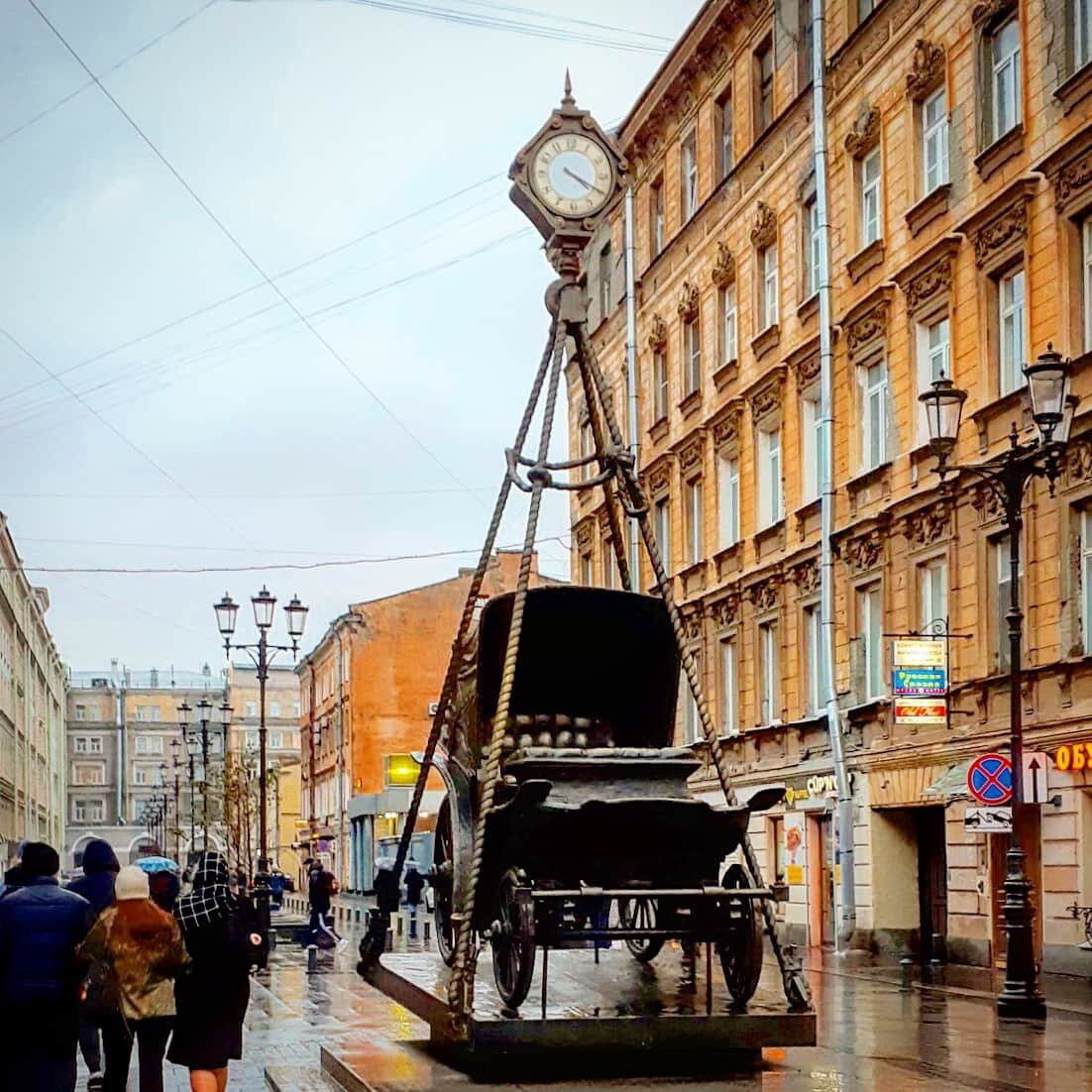 Памятник легендарной пролётке на 1-й Советской улице /фото из личного архива/