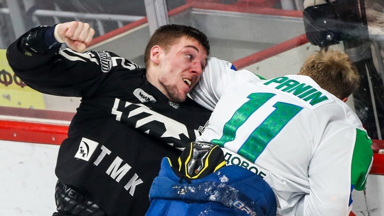    Драка Сергея Телегина (слева) и Григория Панина в матче «Трактор» — «Салават Юлаев».ХК «Трактор»