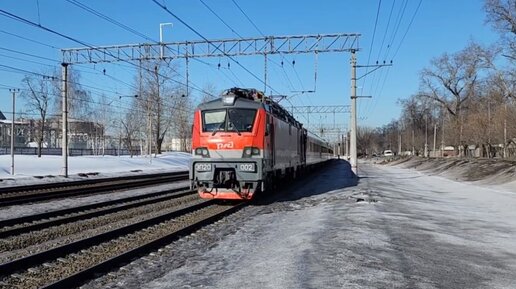 Электровоз ВЛ10У-888 с грузовым поездом и ЭП20 002 с пассажирским поездом.