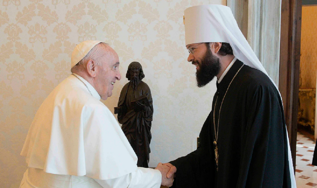 «Папа Римский целует руку Ротшильду»: фейк распространяется в Сети | donttk.ru | Дзен