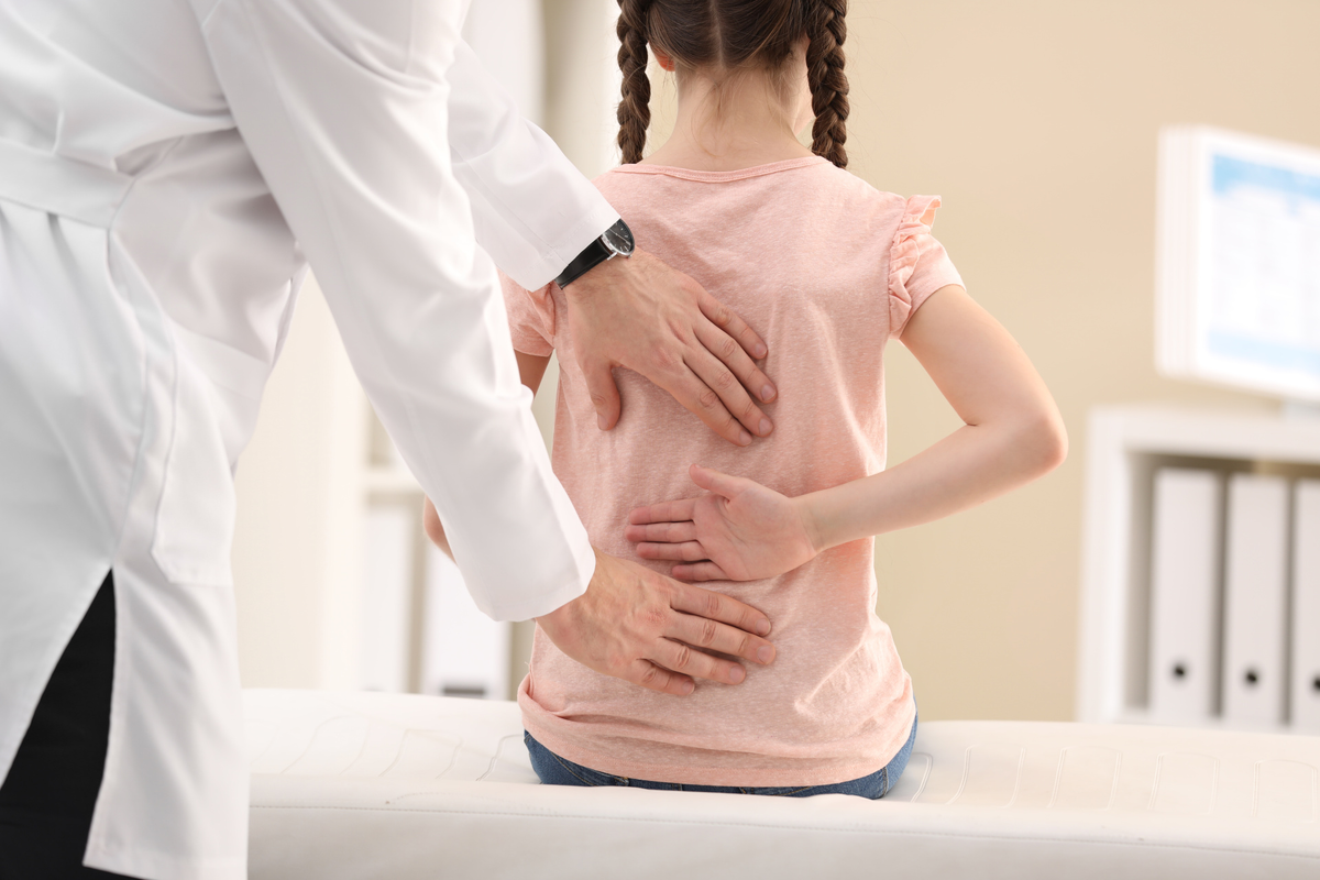 Боль в спине обычно считается проблемой среднего и старшего возраста, но исследование 2020 года показало, что более трети детей и подростков сообщили о том, что испытывали боли в спине в предыдущем...-2