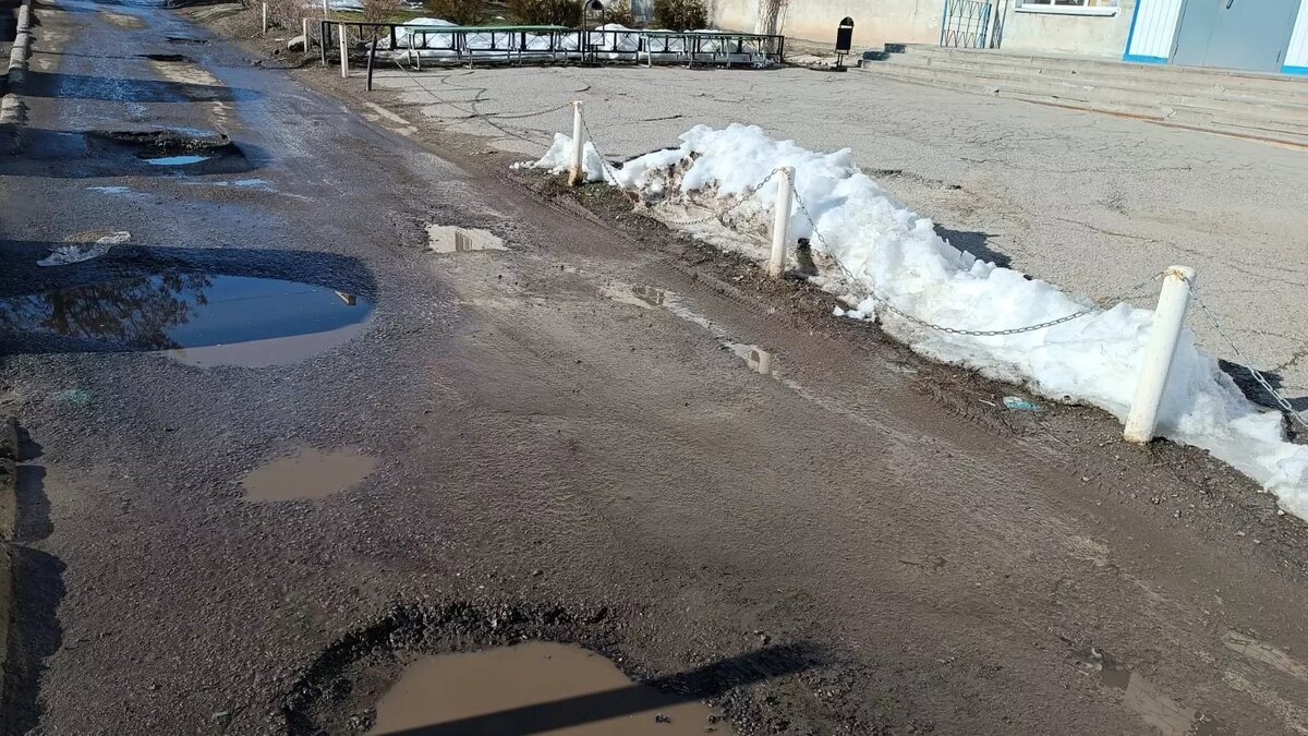     Ещё до наступления весны в Волгограде на дорогах появилось огромное количество ям и выбоин. Но улица Наумова в центре города стоит особняком. Разбираемся, что там за проблема и когда её решат.
