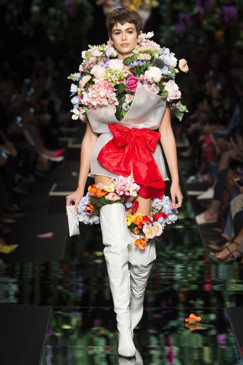 Moschino Flowers show.Moschino. Весна-лето 
