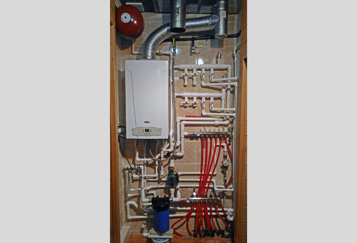 Тот самый двухконтурный котел, который работает 7 лет в системе отпления (радиаторы + теплые полы) родительского дома (Фото автора))