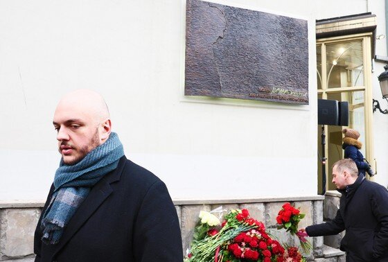    Сын сатирика Михаила Жванецкого Дмитрий Жванецкий на открытии мемориальной доски