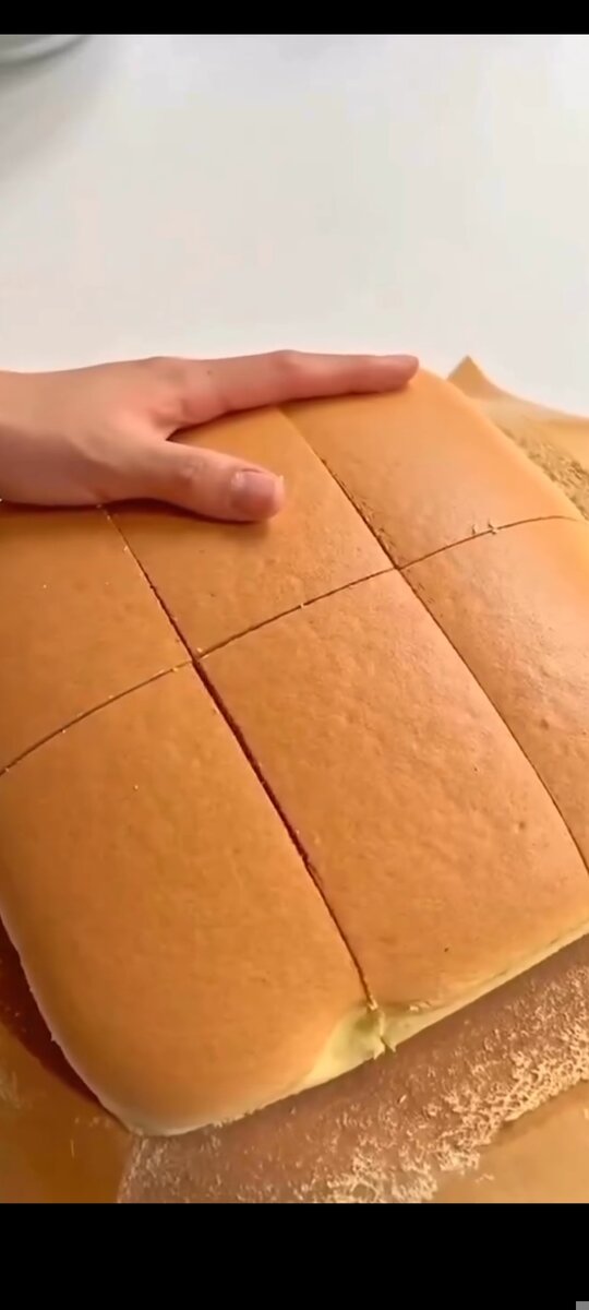 Торт Кастелла 💚 Ингредиент ♥️ 100 грамм слизи 100 грамм сливочного масла 100 грамм молока 100 грамм сахара 6 ночей ванилин Способ приготовления Прежде всего, я разделю желтки яиц и одельные емкости.  В большую миску добавляю 100 грамм несоленого масла и 100 грамм молока, даю маслу растопиться на медленном огне.  Добавляю 100 грамм муки и перемешиваю миксером.  В процессе взбивания добавляем желтки яиц.  Добавляю ванилин и хорошо перемешиваю.  (В рецепте использован ванильный экстракт, ванильный порошок и .  Оставляем эту смесь в стороне.  Может, сейчас смешаю.  В процессе взбивания медленно добавляем 100 граммов сахара.  Мой образ, возможно, взбитый, сделает состояние воздушного крема.  А теперь аккуратно размешиваем первую смесь, которую я приготовила, так она очень хороша, перемешиваю лопаточкой, а потом перемешиваю.  Наполняем антивен горячей воды, форму для выпечки застилаем пергаментом, а затем выливаем готовое тесто.  В ставимую форму на противень и в противень я наливаю около 80 мл горячей воды.  Вот самая большая причина, почему этот деликт становится таким мягким.  Выпекайте торт «Каштела» 60 минут в разогретой духовке при температуре 150 градусов.  После остывания удобного порционного торта не хочется 