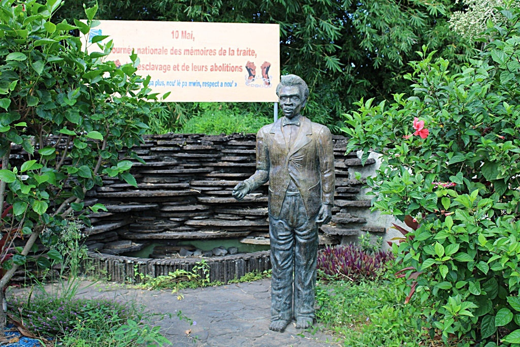 Памятник Эдмону Альбиусу в городе Сен-Сюзанн, где он родился