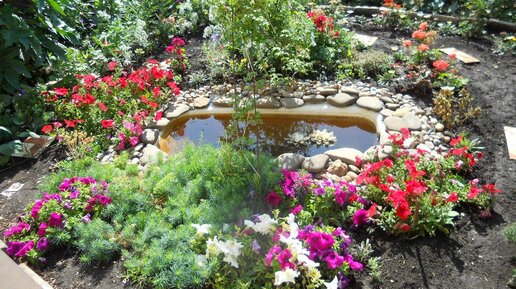 красивый сад с прудом. ландшафт с прудом на участке. искусственный пруд в саду. водоемы в саду. пруд в саду.