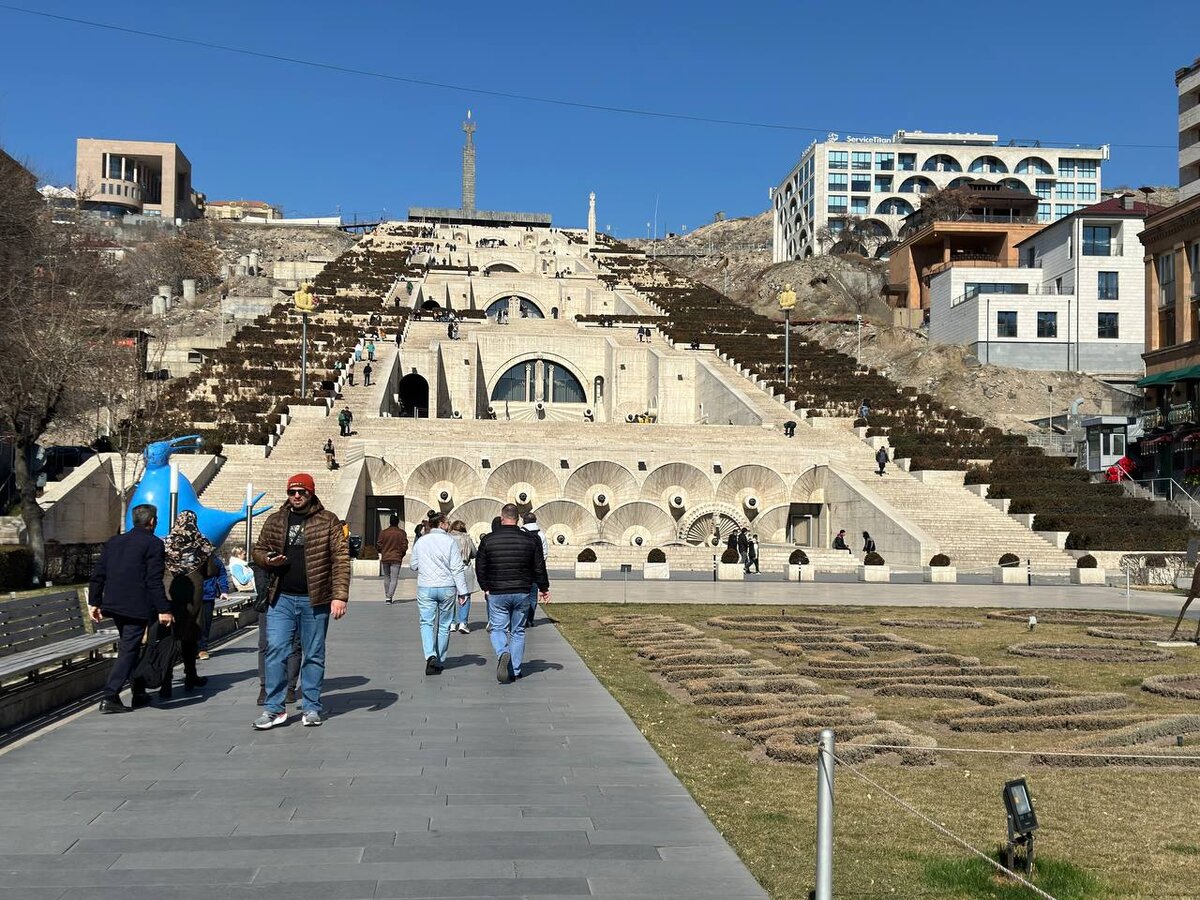 Всего 600 ступенек — и открывается панорамный вид на город и гору Арарат