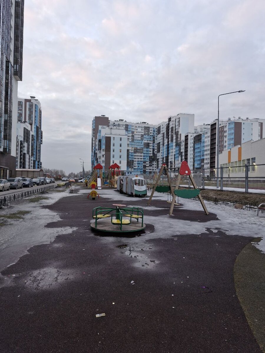 Открытая площадка возле школы и детских садов